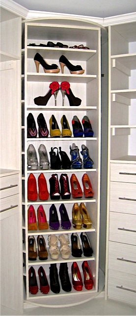 Minimalist wardrobe systems with integrated closet lighting