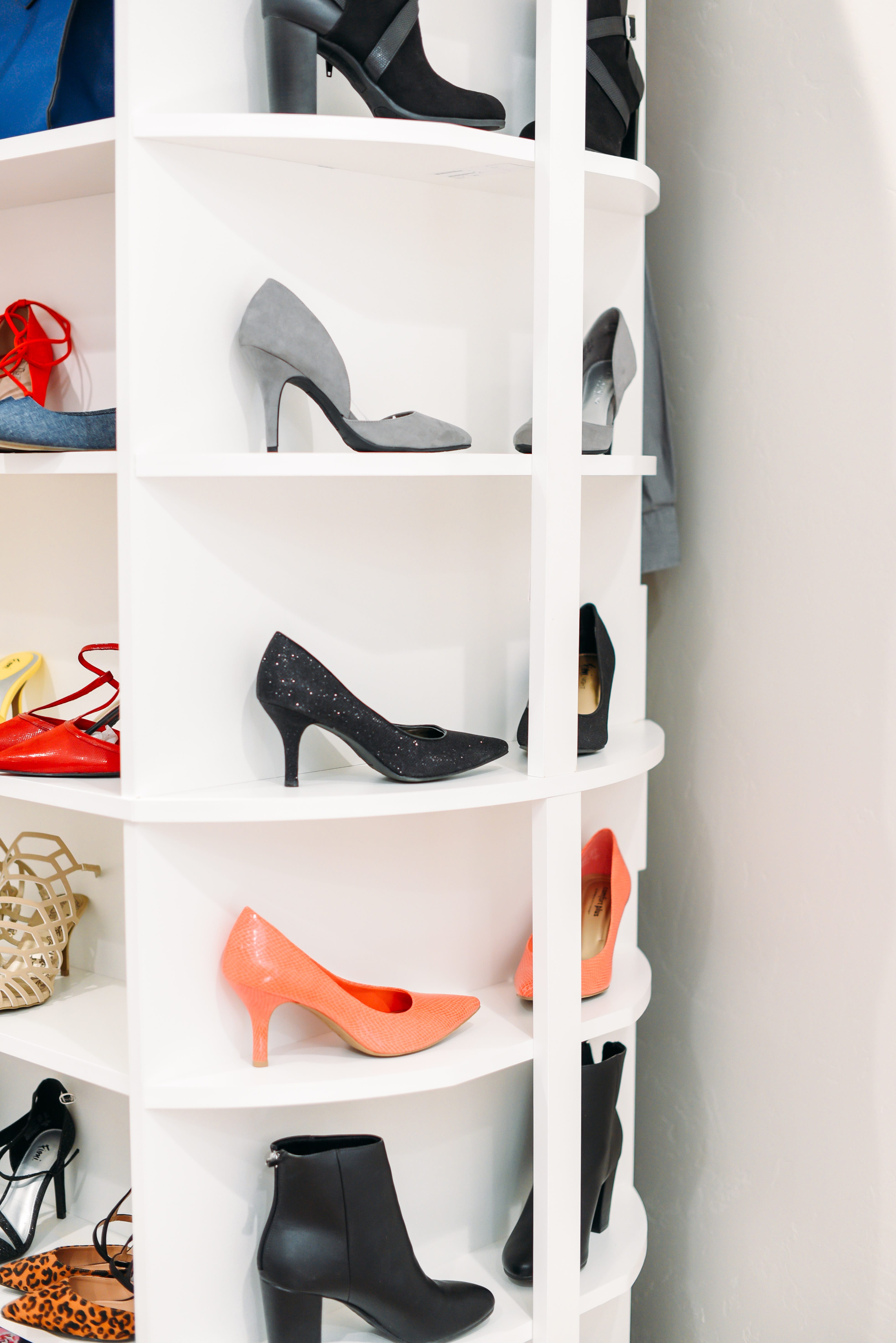 Modular closet systems wholesale – revolving unit close-up view