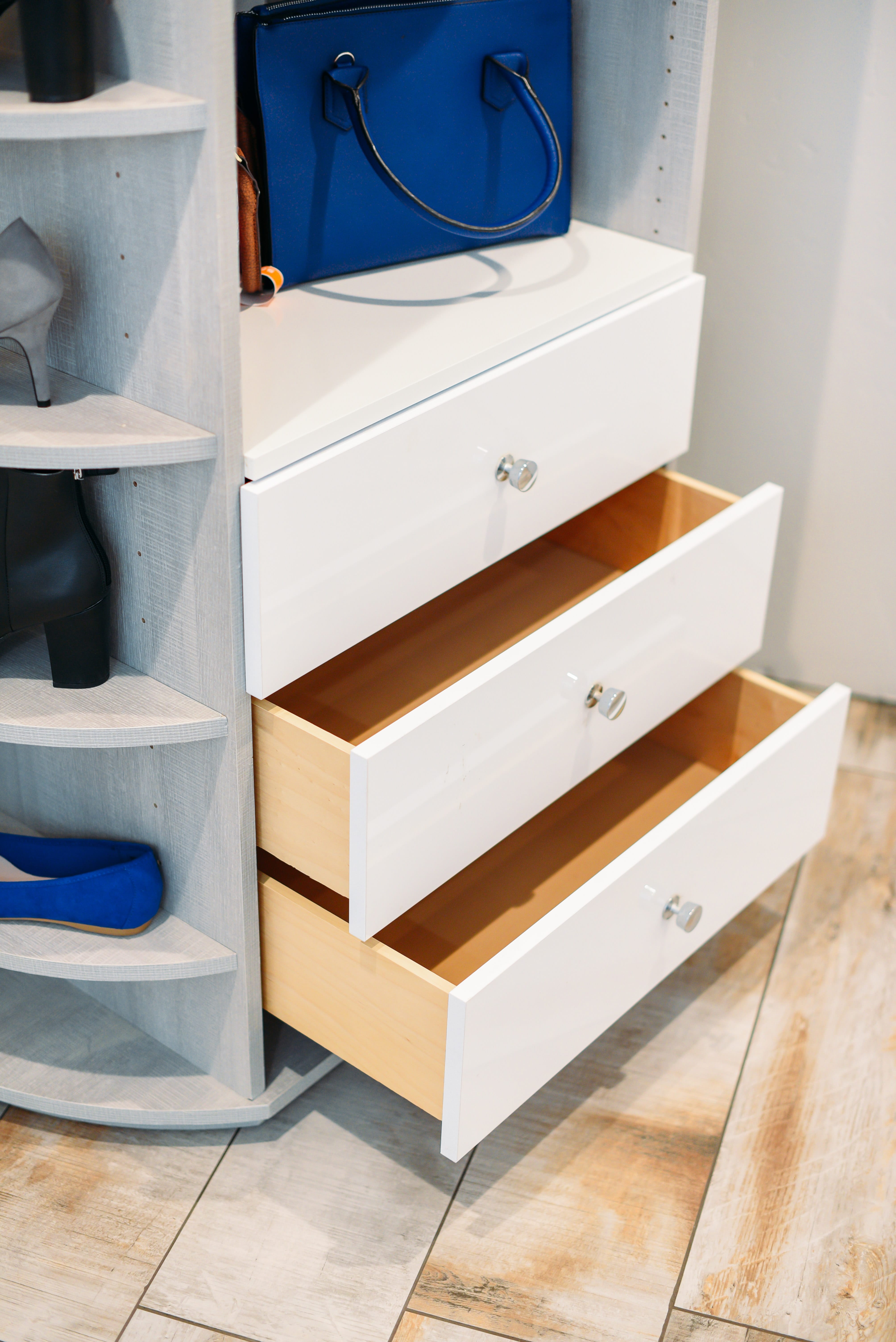 Motorized shoe rack installation in custom closet – space-saving design